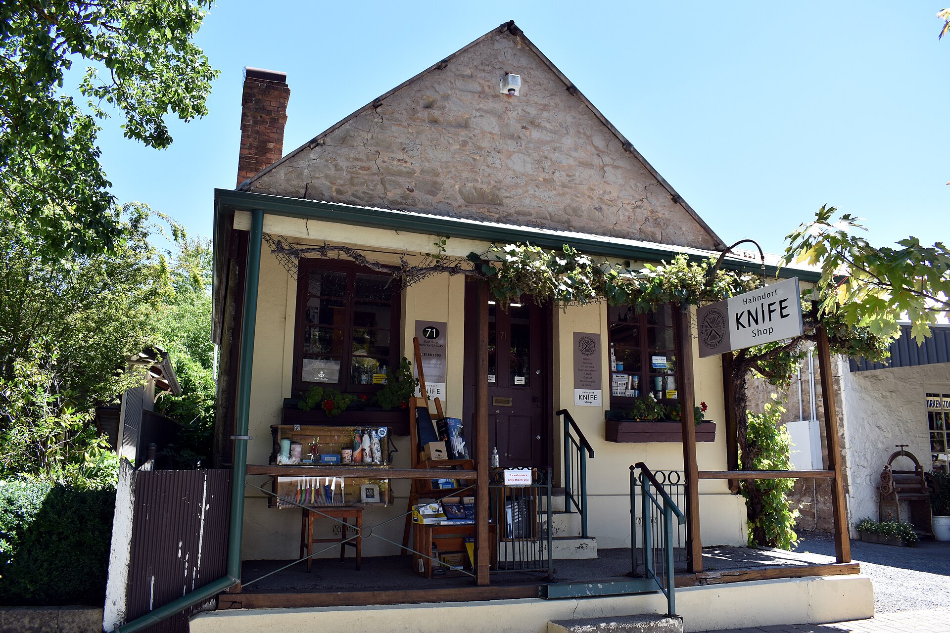 La façade d'une petite coutellerie de Hahndorf, en Australie, avec son enseigne, sa vitrine et un présentoir de couteaux sous l'auvent